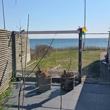 A Sparkling Sea View And Waves In Дом отдыха