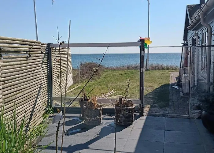 A Sparkling Sea View And Waves In Casa de Férias